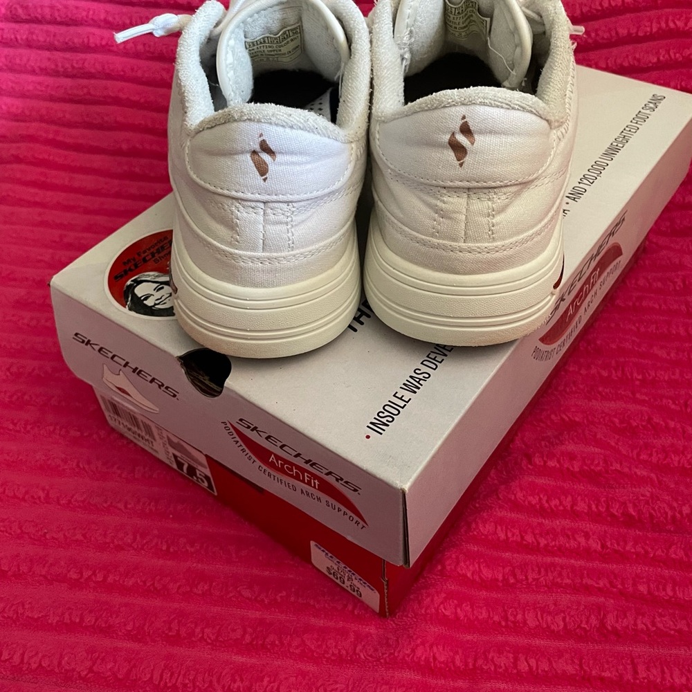 Skechers Arch Fit Low-Top Sneakers in Off-White Perfect for Summer Wear - Picture 4 of 5